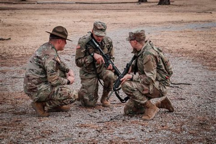 Are NCOs allowed to smoke soldiers?