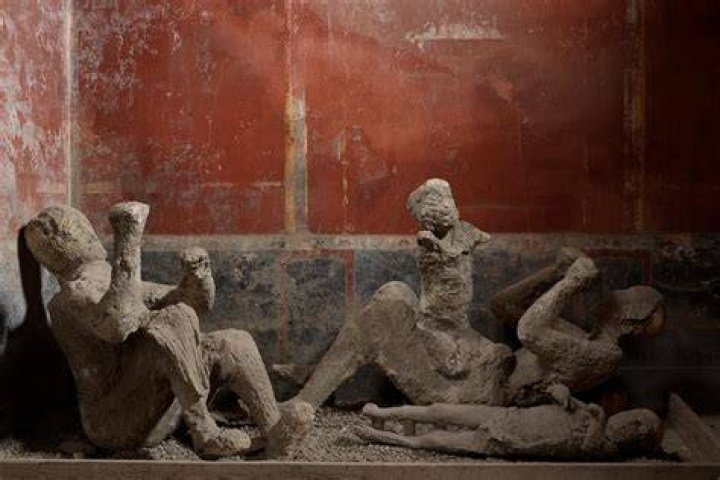 Are the stone bodies in Pompeii real?