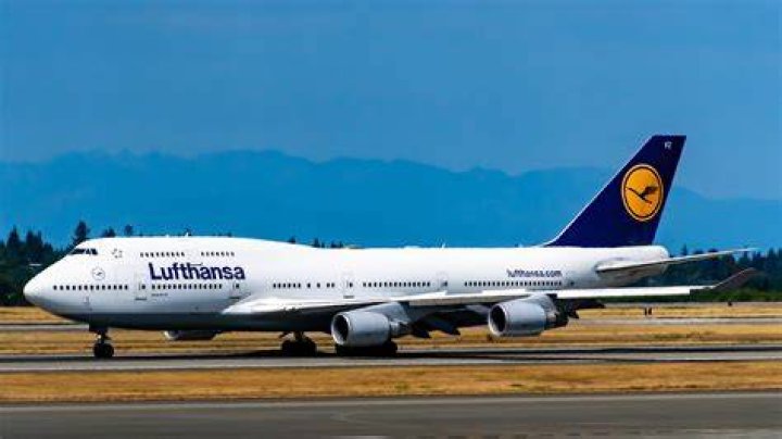 Can a 747 fly upside down?