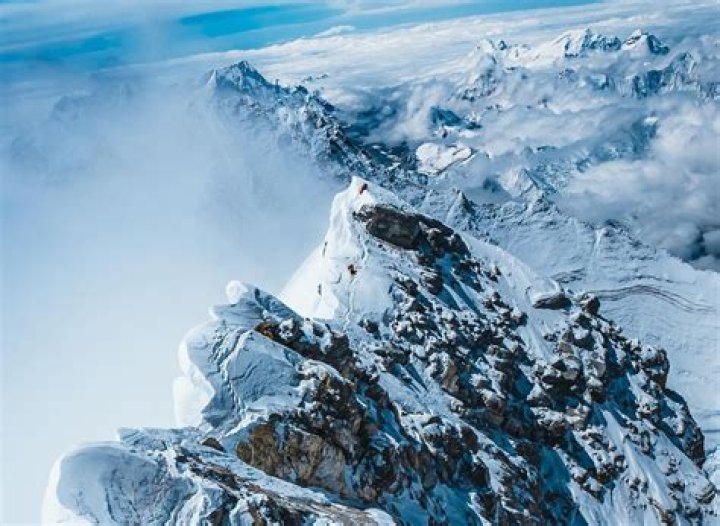 Can a helicopter land on the top of Mount Everest?