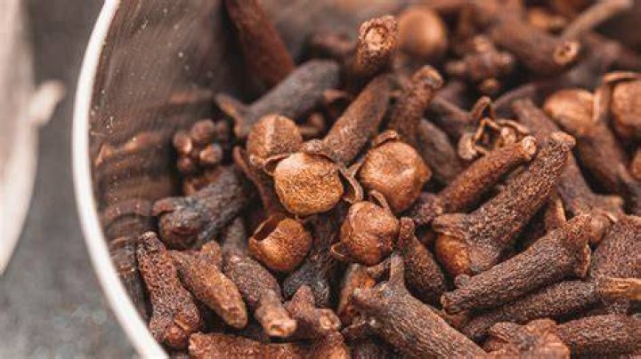 Can I swallow cloves?