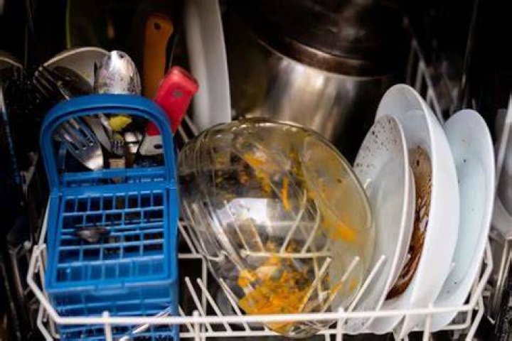 Can you leave dirty dishes in the dishwasher overnight?