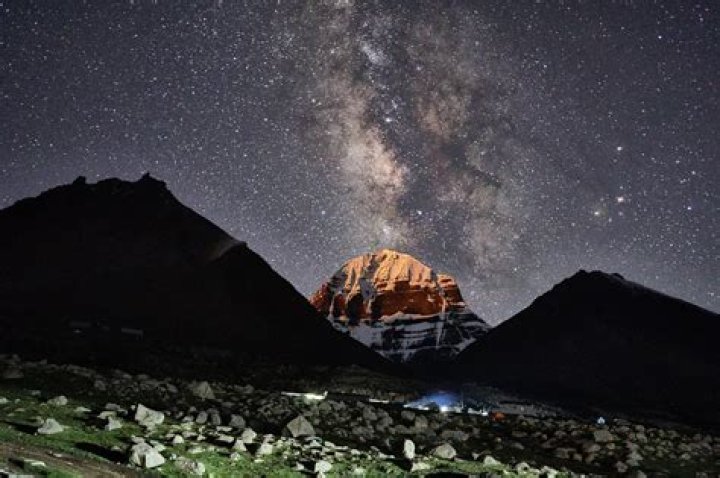 Do mountaineers climb at night?