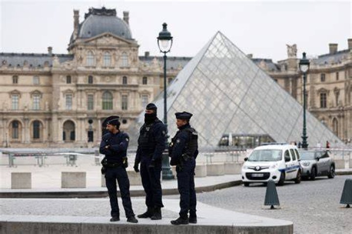 Do people get robbed in Paris?