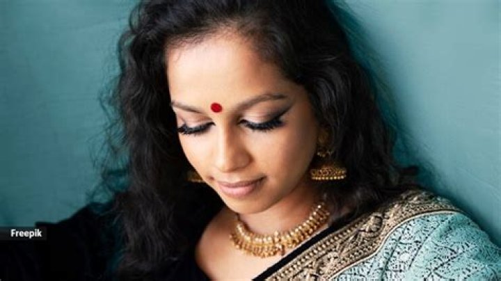 Do widows wear bindi?