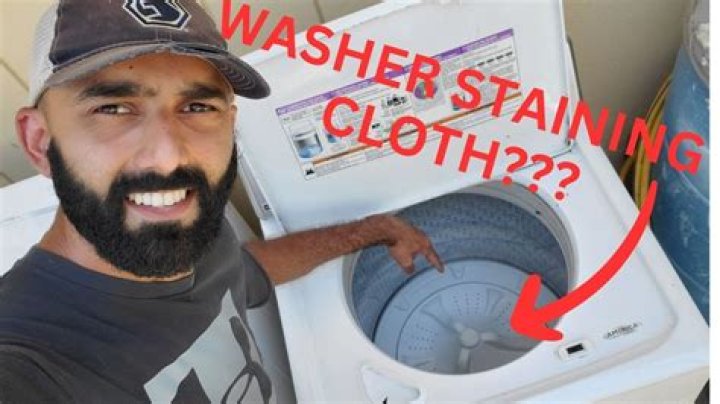 Does DNA stay on clothes after washing?