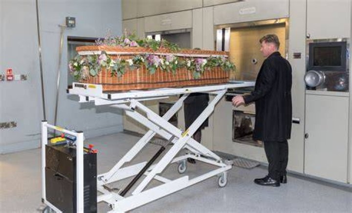 Does the coffin get cremated with the body?
