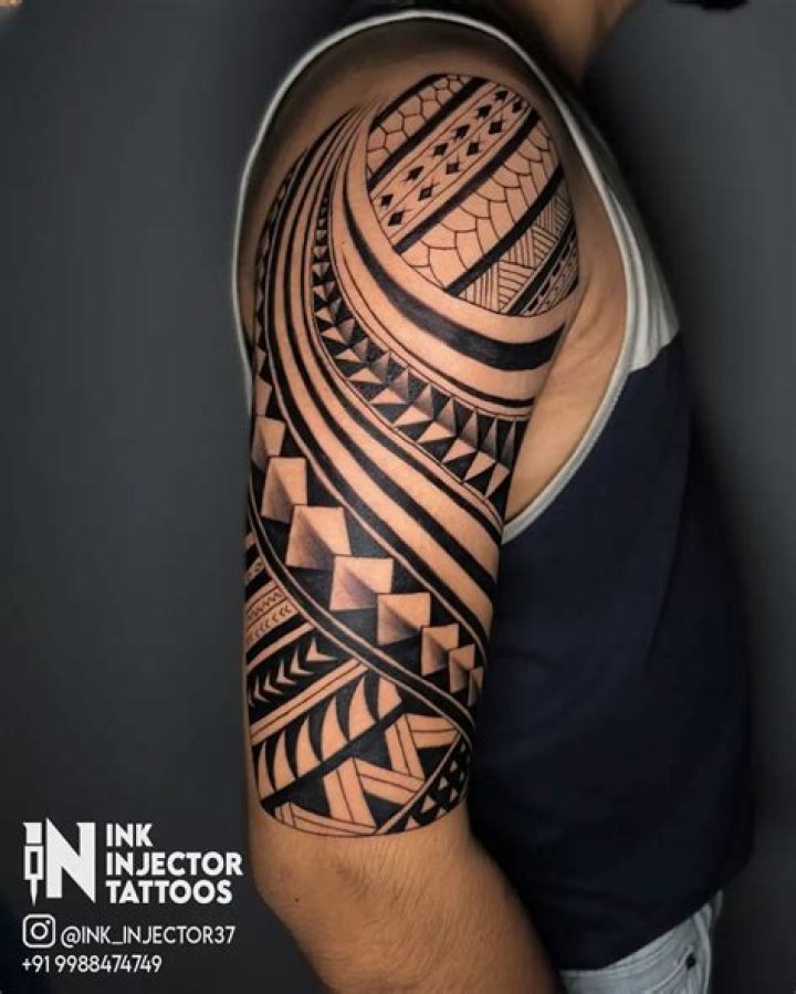 How are Māori tattoos done?