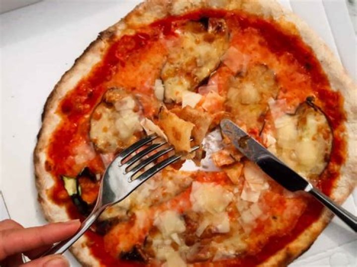 How do Italians eat pizza in Italy?