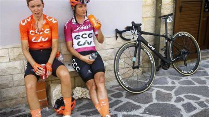 How do professional female cyclists pee during a race?