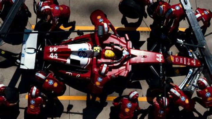 How much is an F1 mechanic paid?