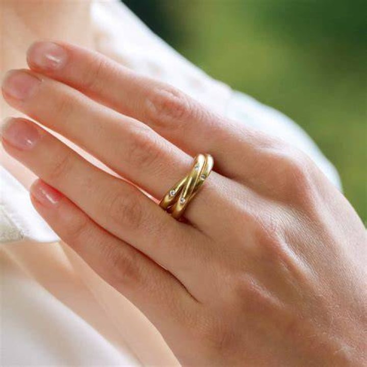 How should the Cartier Trinity ring fit?