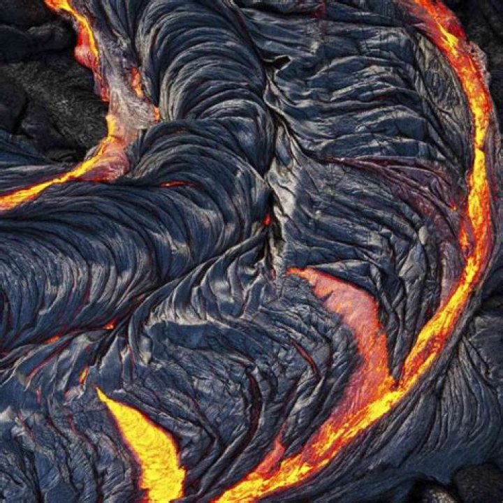 Is fire hotter than lava?