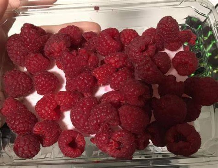 Is it safe to eat unwashed raspberries?