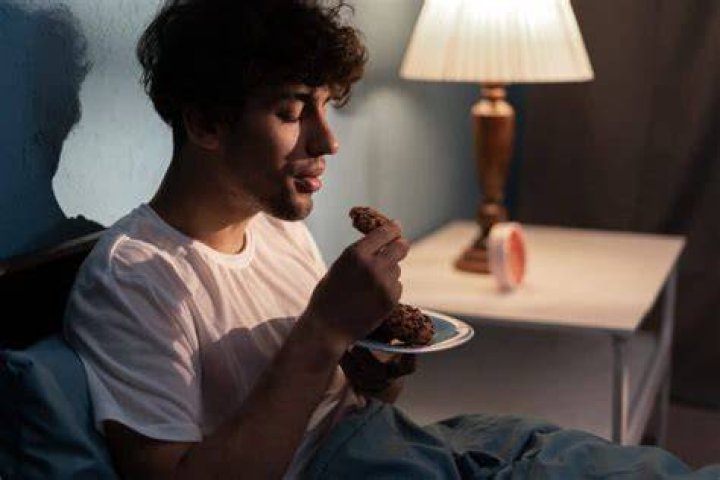 Should teenagers eat late at night?