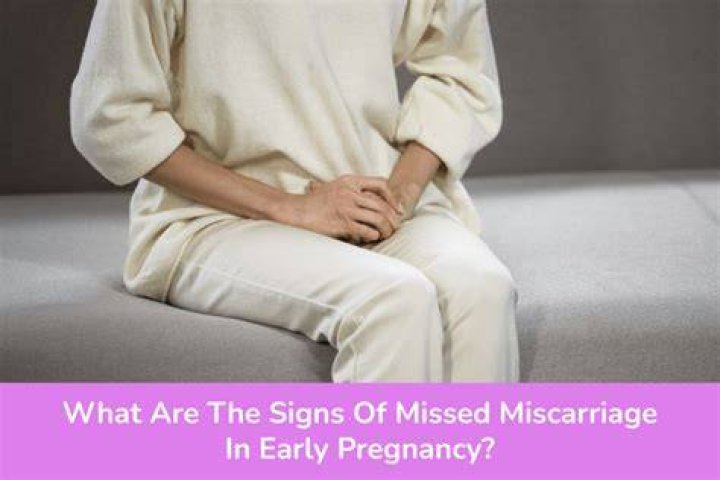 What are the first signs of a missed miscarriage?