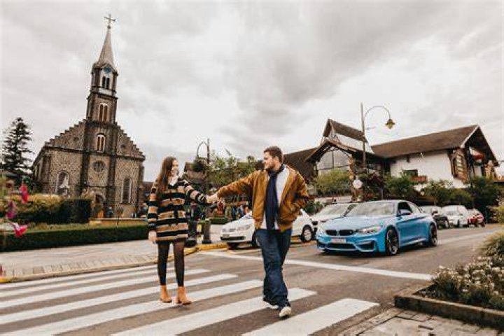 What does it mean when a girl holds your arm while walking?