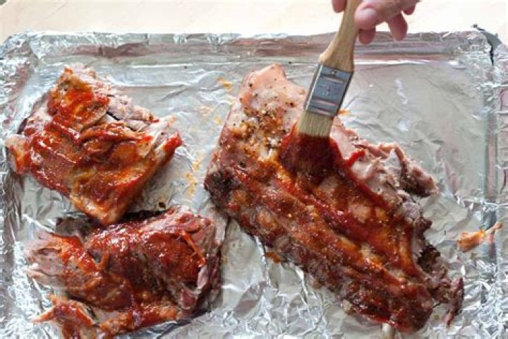 What temperature should I cook ribs in the oven?