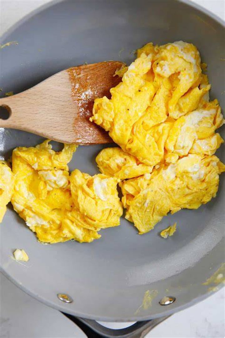 What to add to scrambled eggs before cooking?