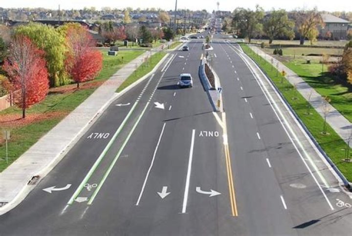 When 2 lanes merge into 1 who has the right-of-way?