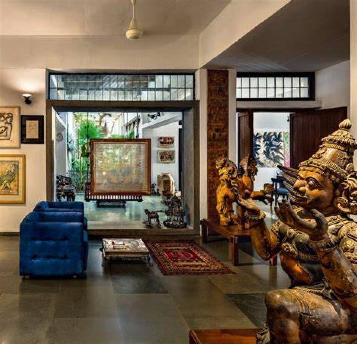 Where is Amit Bhai home?