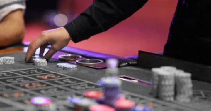 Why do casinos rotate dealers?